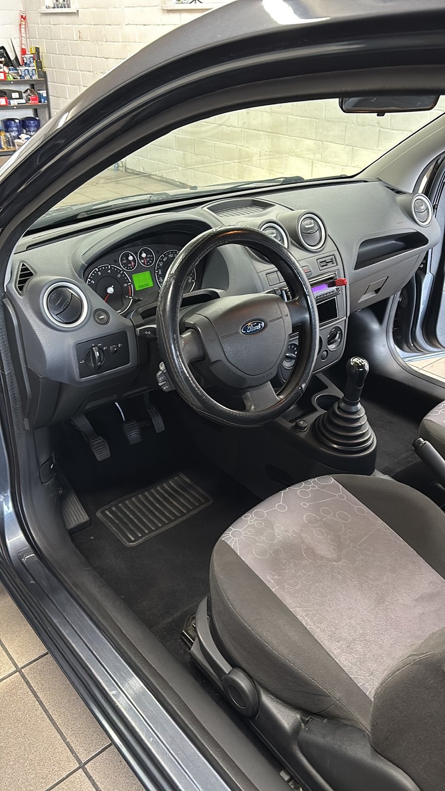 Te koop Ford Fiesta 2006 1.3 benzine, Voorwielaandrijving, Stof, Zwart, Blauw