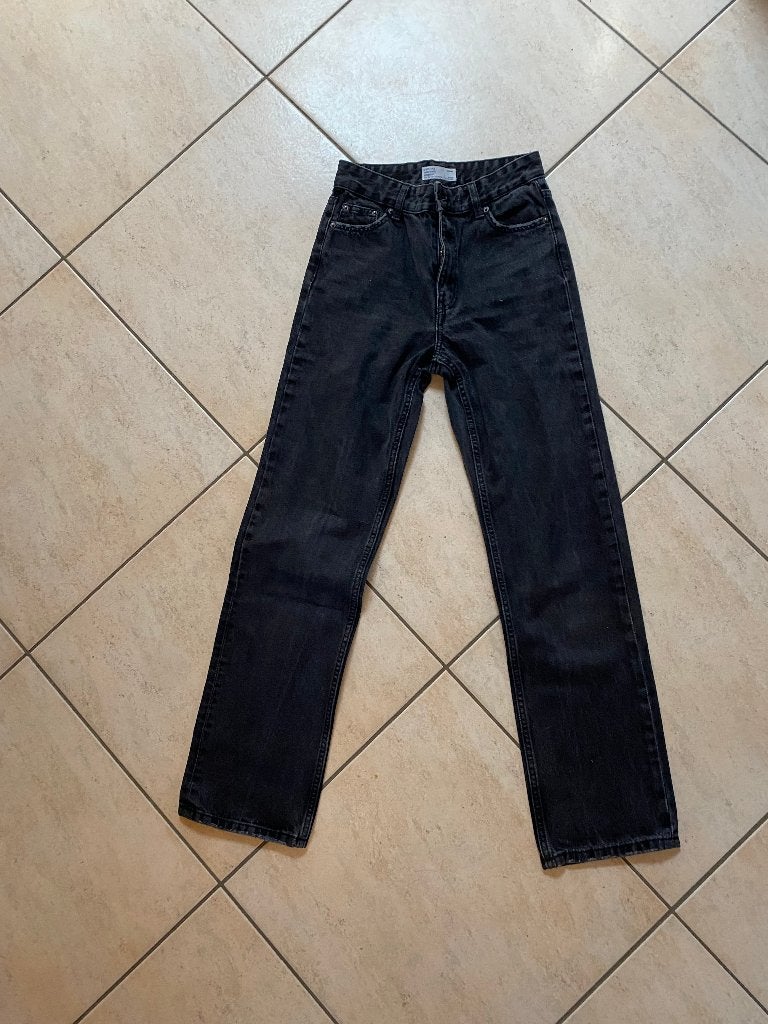zwarte jeans Bershka confectiemaat 34, Bershka, Enlèvement ou Envoi, Noir, W27 (confection 34) ou plus petit