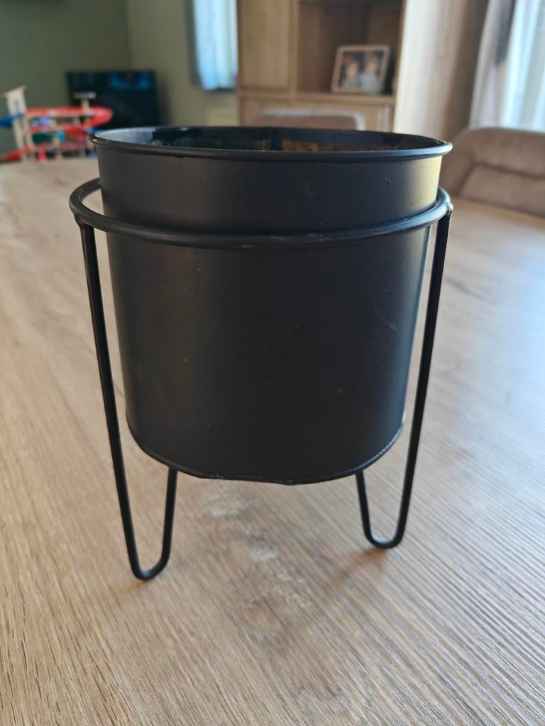 Cache pot sur pieds en métal, Enlèvement ou Envoi, Métal, Intérieur