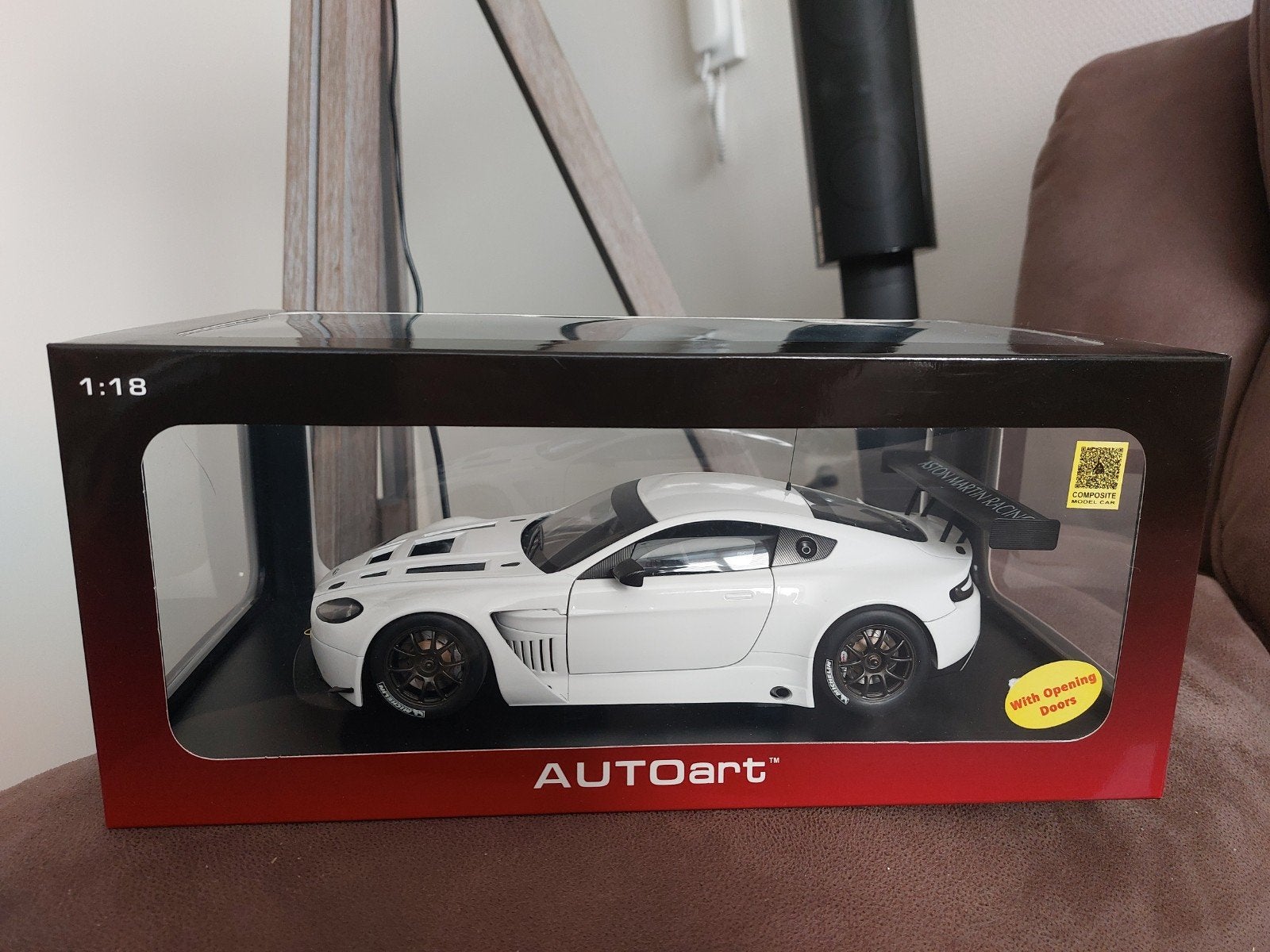 Autoart 81307 1/18 Aston Martin Vanquish V12 GT3 2013, Enlèvement ou Envoi, Comme neuf, Voiture, Autoart
