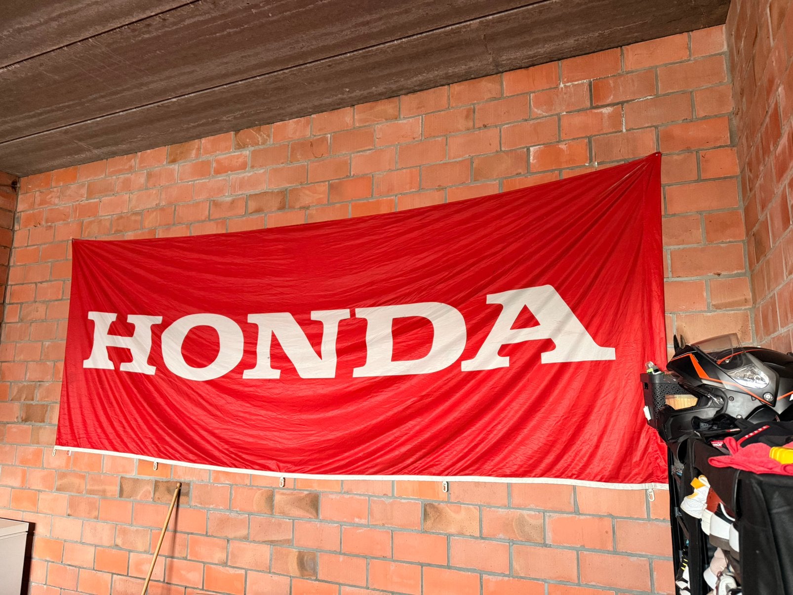 Drapeau HONDA, Enlèvement, Comme neuf
