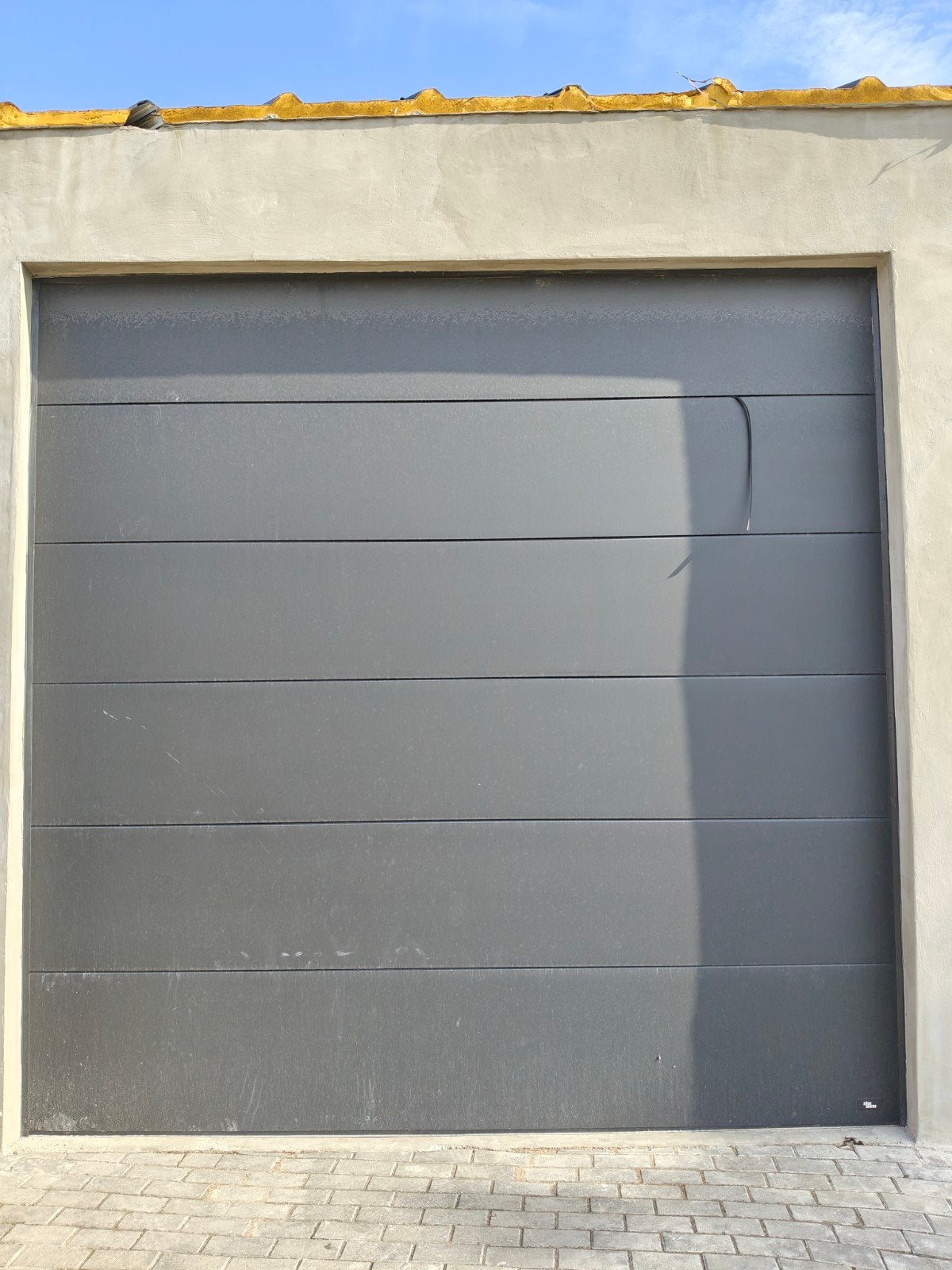 porte de garage en aluminium toujours dans son emballage d'o