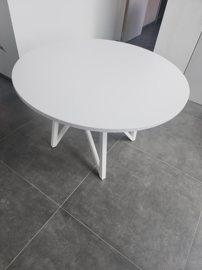 Table ronde 120 cm neuve acheté 600€ chez sélection meuble., Enlèvement