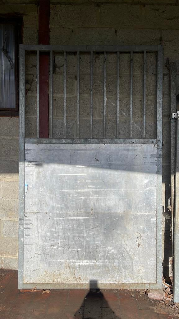 Porte de grange galvanisée sur rails, Mise à l'étable