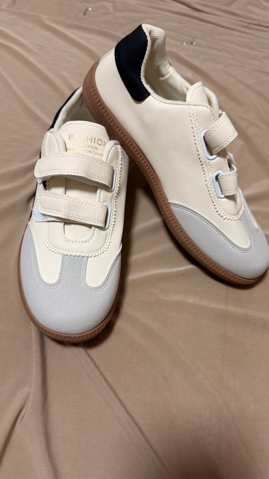 Superbes chaussures de sport tendance en blanc/crème, Enfants & Bébés, Vêtements de bébé | Chaussures & Chaussettes, Enlèvement ou Envoi