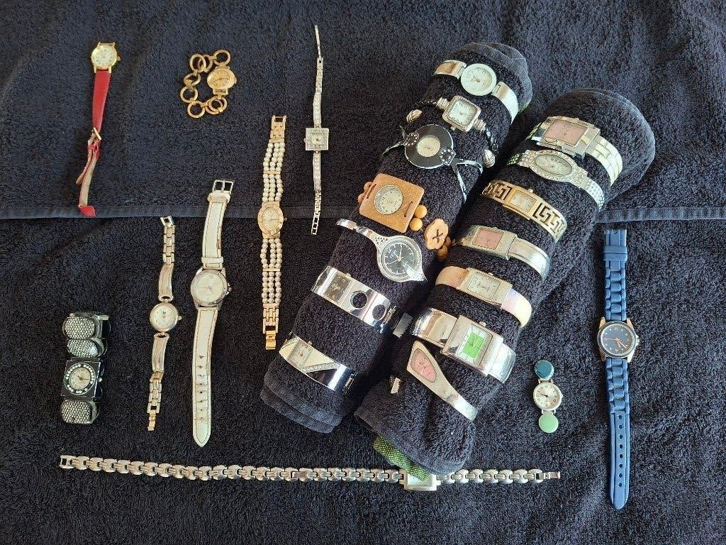 montres (24) années 70 à 2000 + sac à bijoux, Montre-bracelet, Autres marques, Autres matériaux, Avec bracelet
