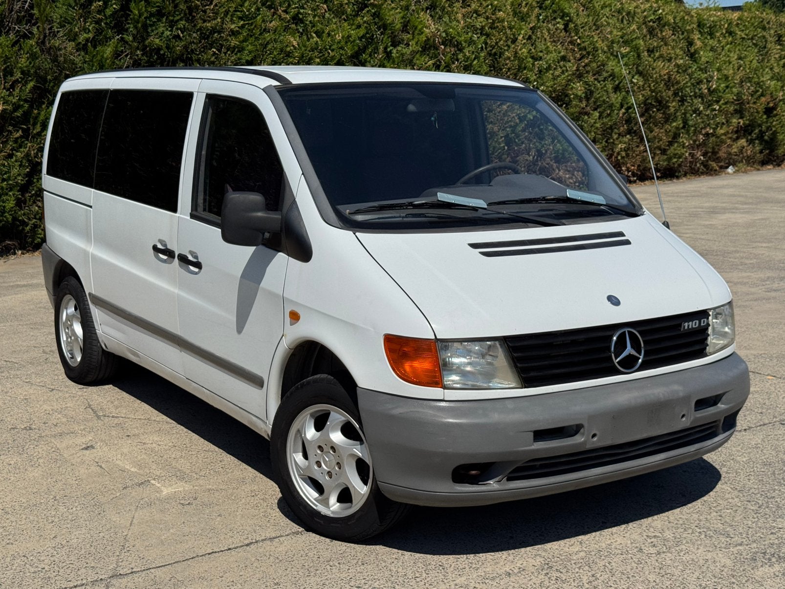 Mercedes Vito 110 D double cabine 1er propriétaire, Auto's, 75 kW, Zwart, Wit, 5 deurs