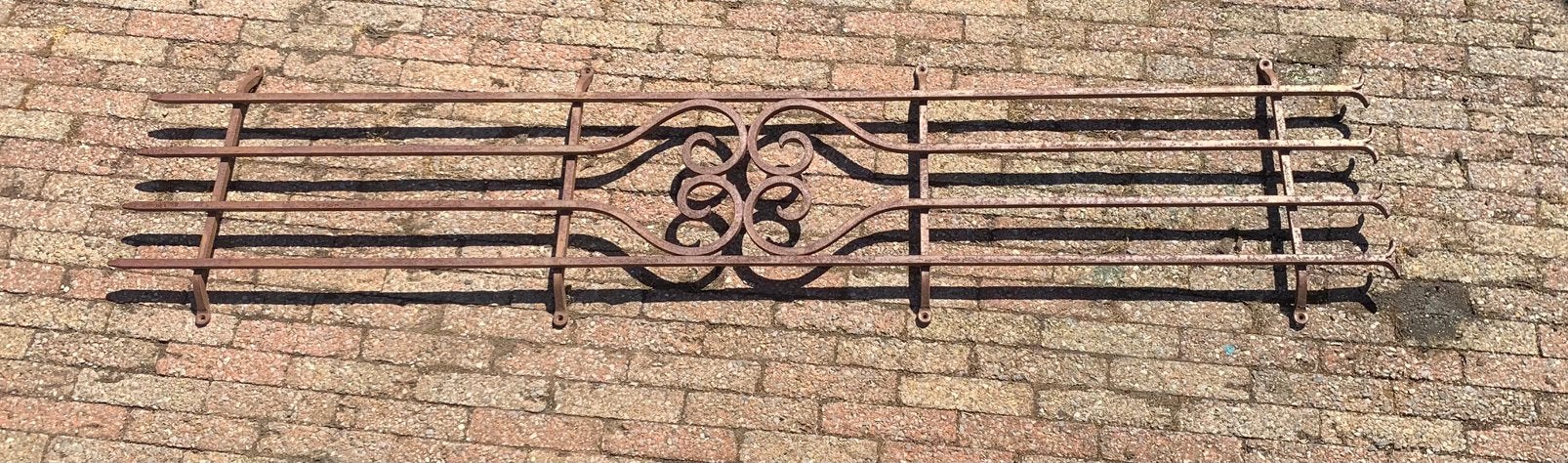Oud smeedijzeren sierhek / raamsierwerk, Ophalen