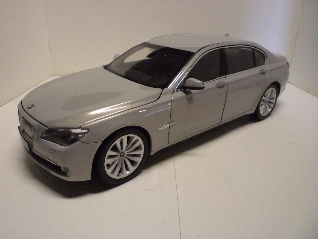 BMW F02 7 Series 750Li (Silver) Kyosho, Hobby en Vrije tijd, Modelauto's | 1:18, Ophalen of Verzenden, Zo goed als nieuw, Auto