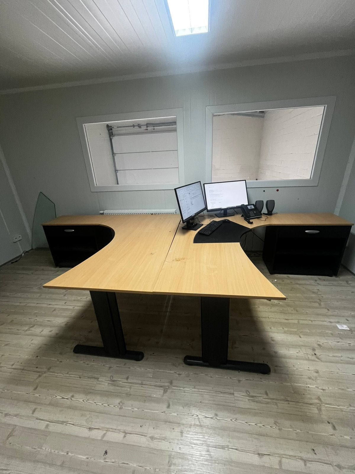 2 bureaus, Huis en Inrichting, Bureaus, Ophalen, Met lades, Hoekbureau, Bruin
