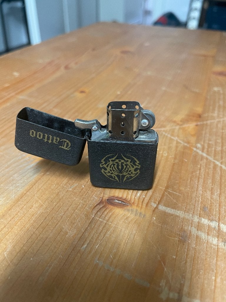 Briquet essence style Zippo “Doomed”, Collections, Enlèvement, Utilisé, Briquet
