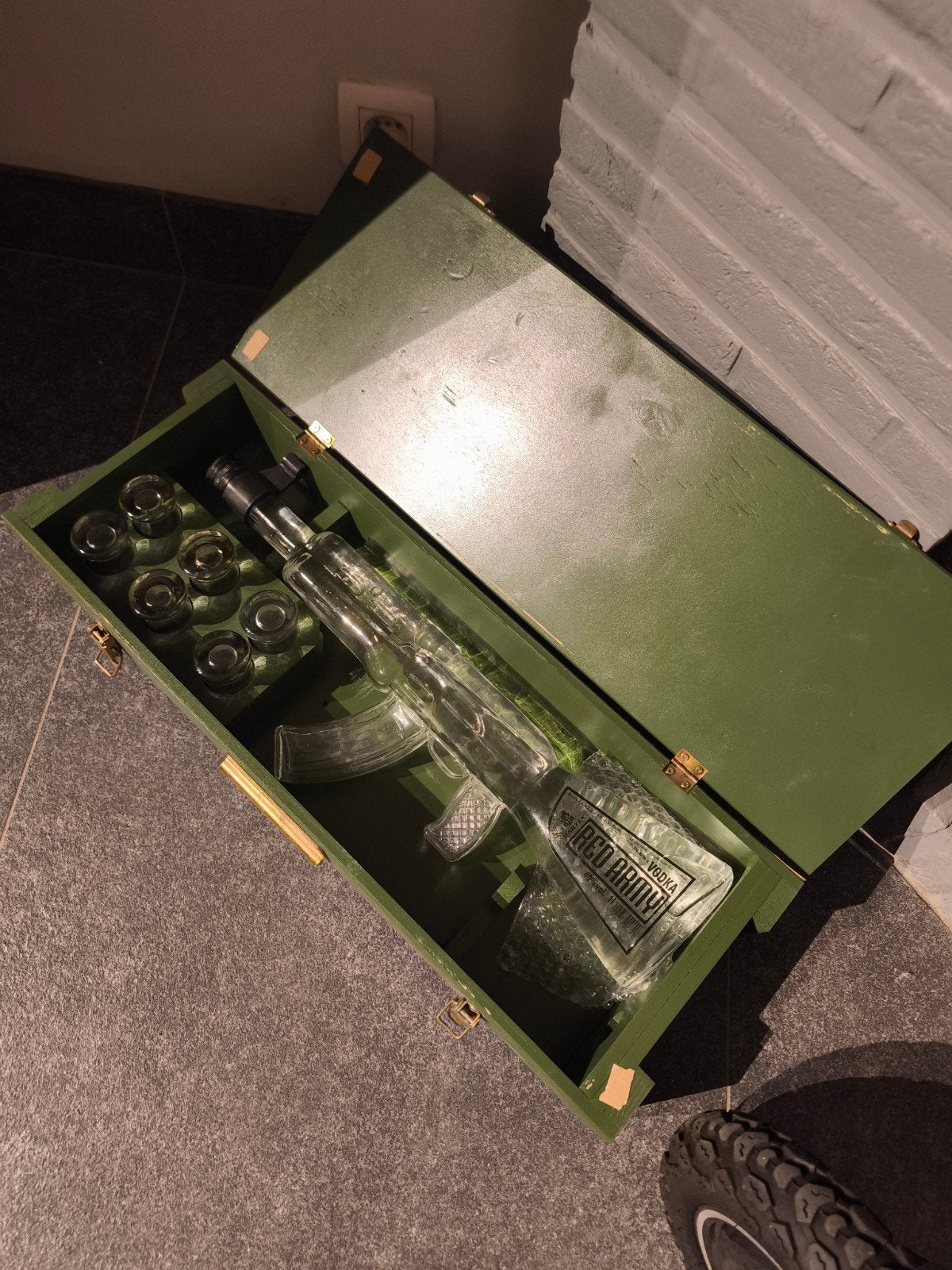 Red Army Vodka AK-47 glazen verzamelset met houten kist, Ophalen
