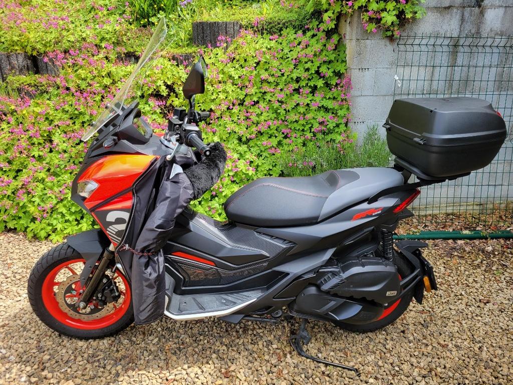 scooter aprilia sr gt sport 125, Amortisseurs réglables électroniquement, Scooter, 4 cylindres, Automatique