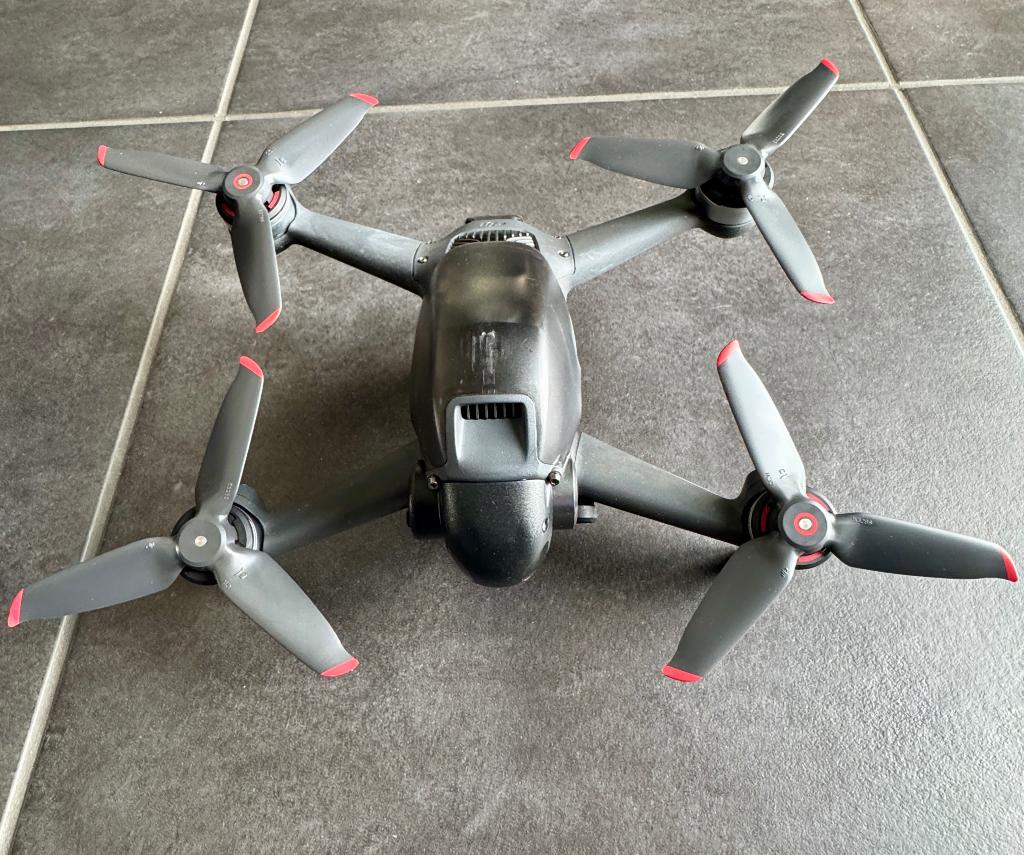 DJI FPV Fly More Combo COMPLET – TRÈS BON ÉTAT– PRÊT À VOLER, Gebruikt, 5 tot 10 kilometer, 15 tot 30 minuten, Racedrone