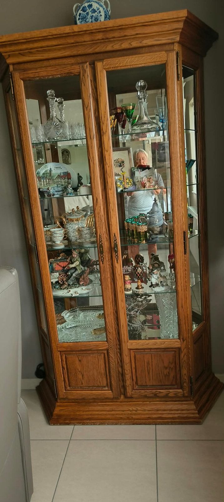 Mooie eikenhouten vitrinekast met spiegel en verlichting, Ophalen, Zo goed als nieuw