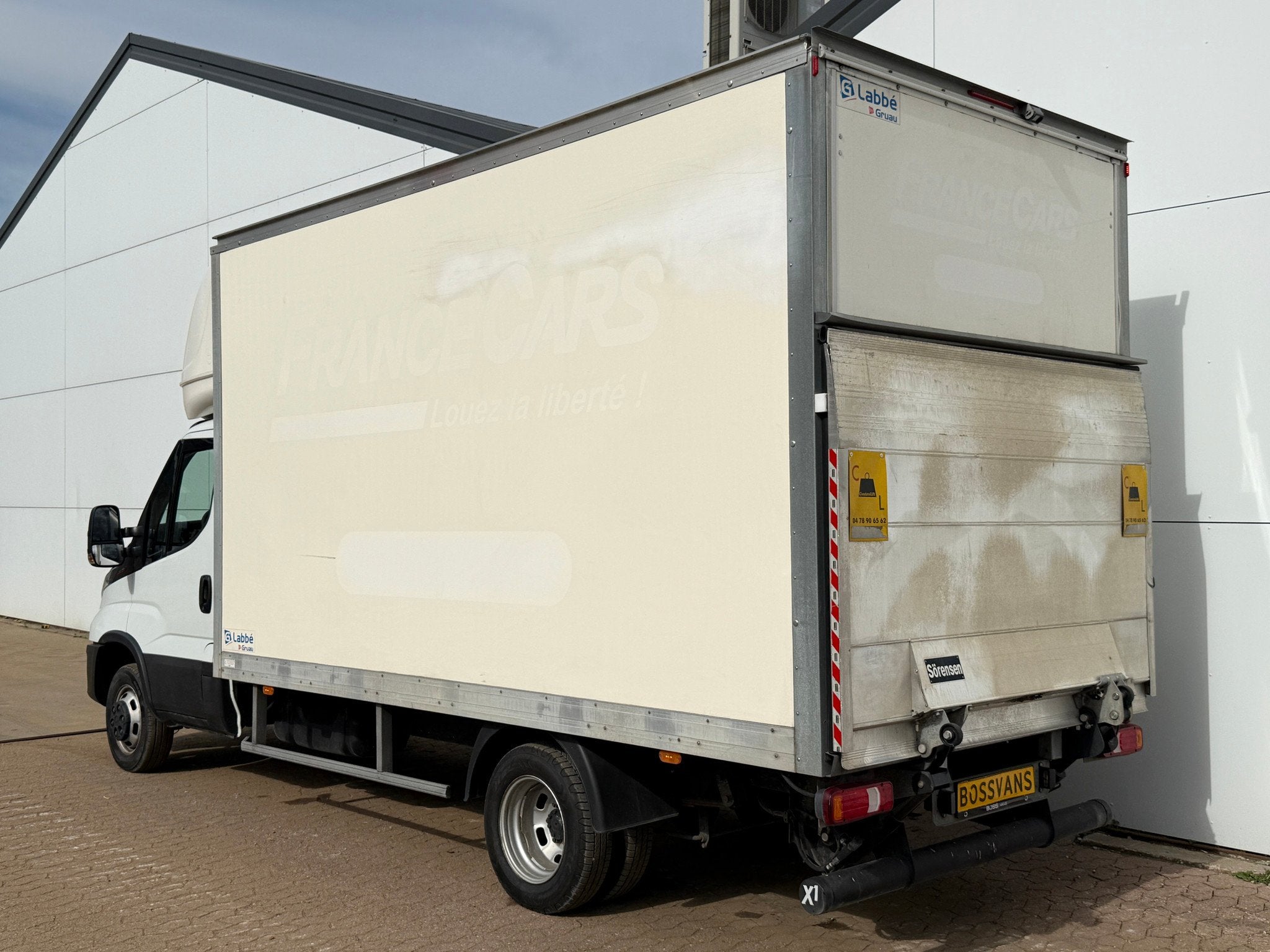 Bakwagen Laadklep Zijdeur Camera Climate Control Bluetooth L, Auto's, Achterwielaandrijving, Gebruikt, Euro 6, 4 cilinders