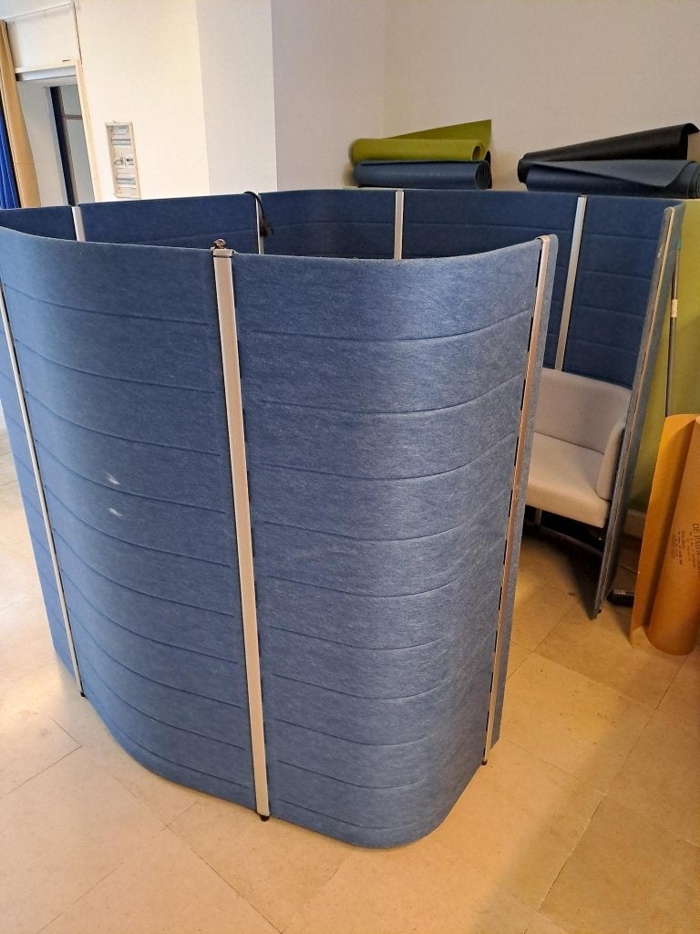Box acoustique avec banquettes et table, Ophalen, Gebruikt, Tafel