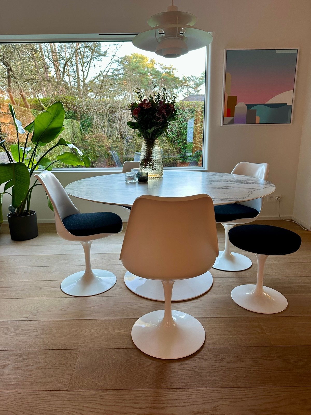 Authentieke Tulip ronde eettafel met 4 stoelen en 1 stool, Ophalen, Overige materialen, Design klassieker, Rond
