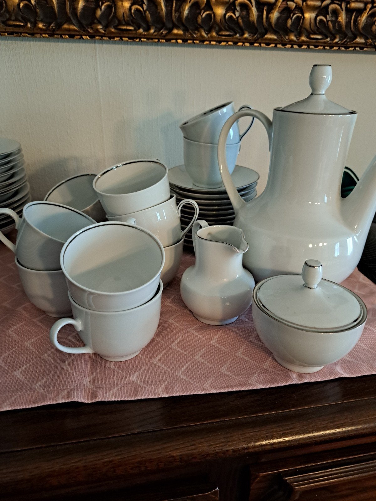 vaisselle et service à café, Enlèvement