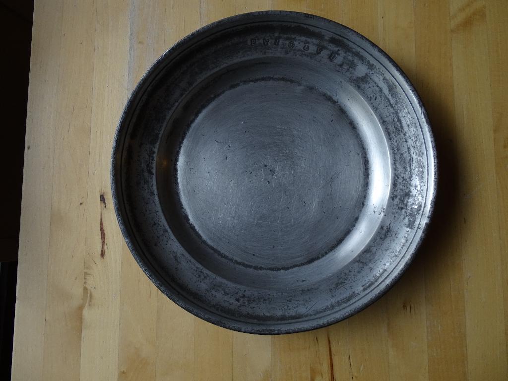 Plat ancien en étain patiné 33,5 cm XVIIe-XVIIIe siècle, Antiquités & Art, Antiquités | Étain, Enlèvement