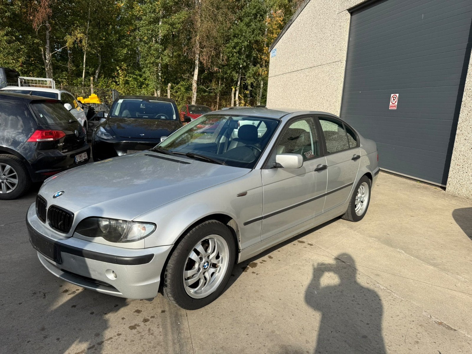 BMW 316i tweedehands uit het jaar 2002, Auto's, Achterwielaandrijving, Zwart, 4 cilinders, Leder