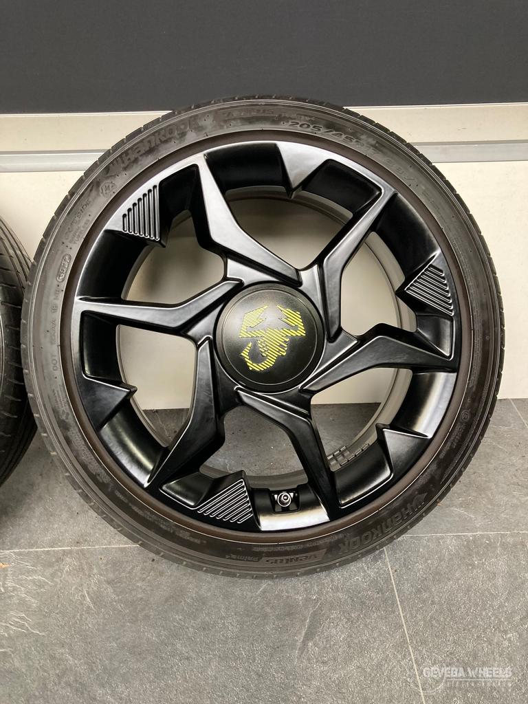 17” originele Fiat 500e Abarth velgen + banden 4x98 52211944, Pneus et Jantes, Véhicule de tourisme, Pneus été, -