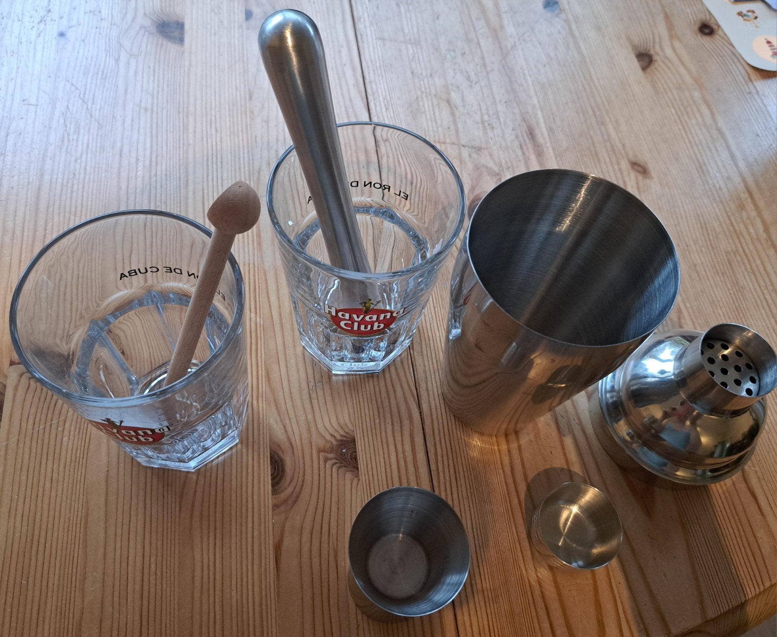 Shaker met maatbekertje, stamper en twee Havana club glazen, Ophalen