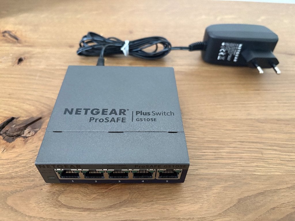 NETGEAR ProSAFE Plus Switch (model: GS105Ev2)., Computers en Software, Netwerk switches, Zo goed als nieuw, Ophalen of Verzenden