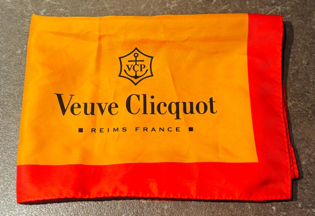 Veuve Cliquot sjaal, Ophalen of Verzenden, Gebruikt