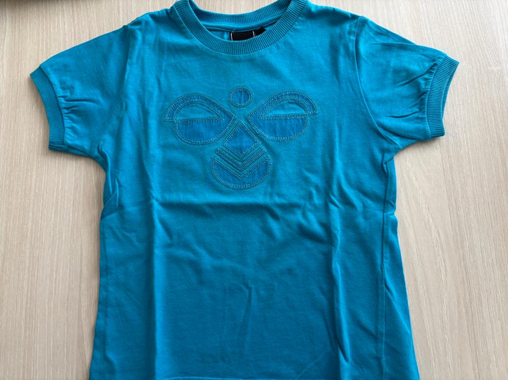 Heel mooie t-shirt Hummel in nieuwstaat maat 98, Ophalen of Verzenden, Zo goed als nieuw, Jongen