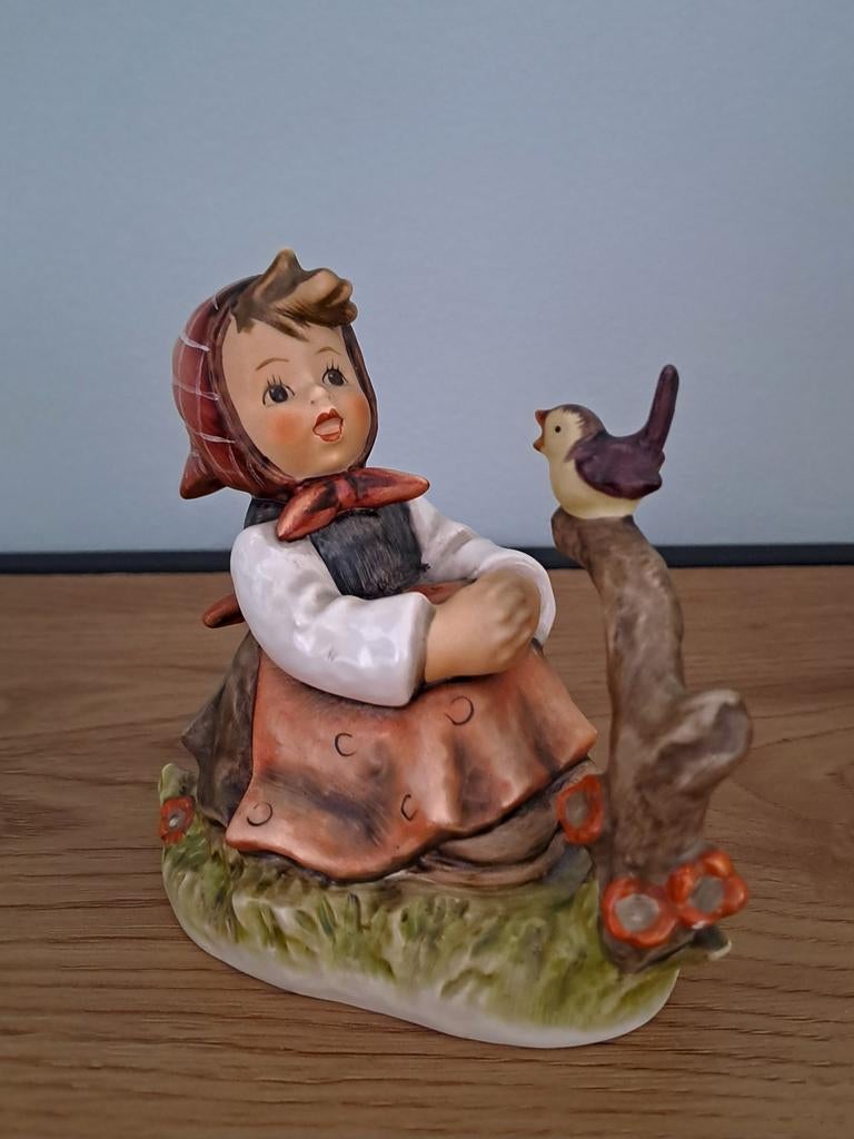 Hummel - Goebel Meisje zittend met vogeltje op boomstam, Ophalen of Verzenden