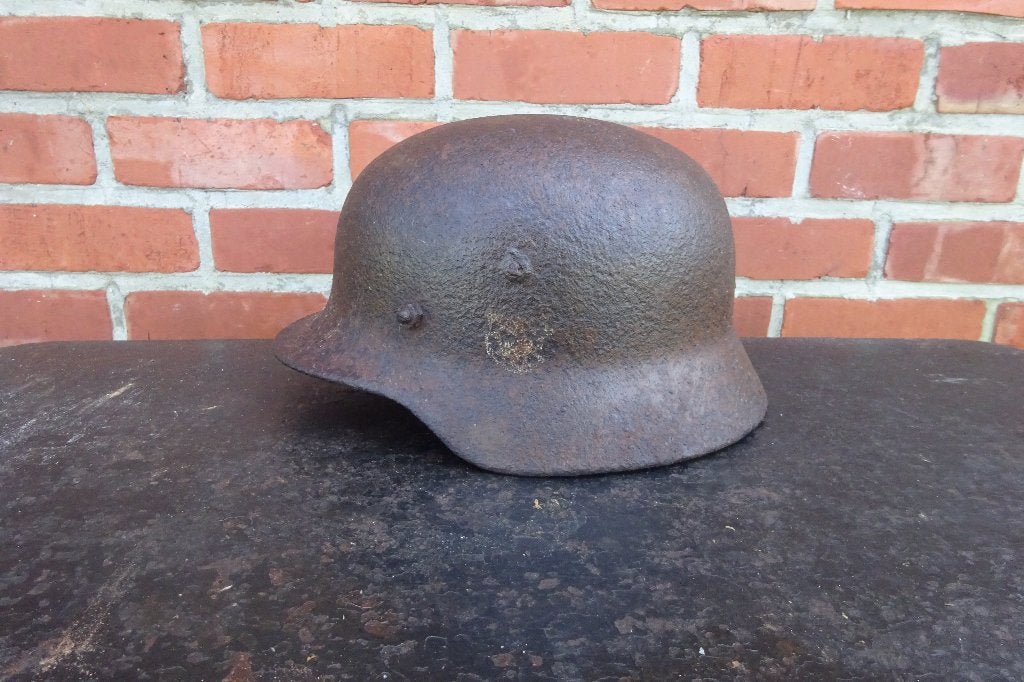 WW2 Duitse schelp met overgebleven insignes., Ophalen, Landmacht, Helm of Baret