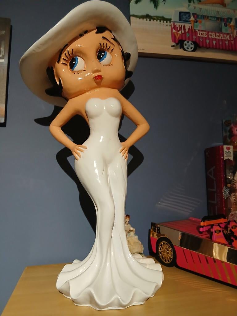 Betty boop beeld, Ophalen