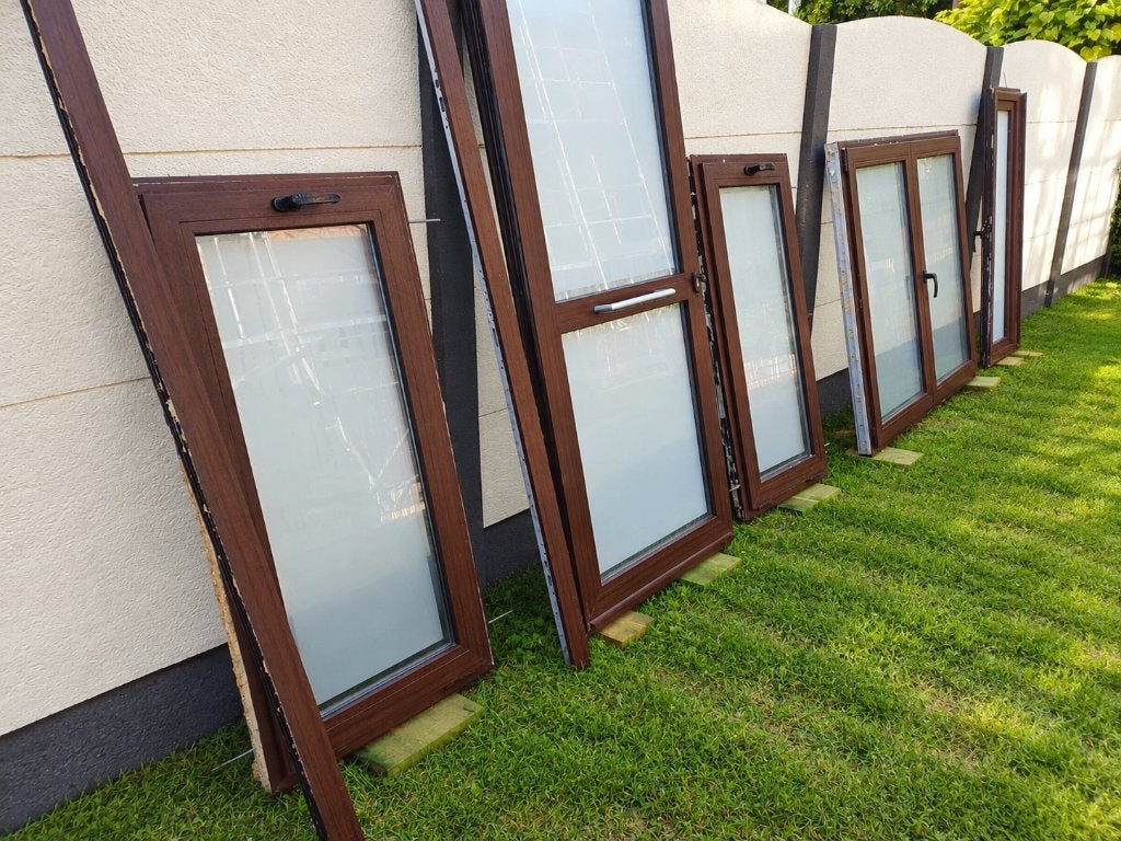 Deuren en ramen - PVC donkerbruin met houtnerfpatroon, Doe-het-zelf en Bouw, Ophalen, Gebruikt, Gevelraam of Ruit, Dubbelglas