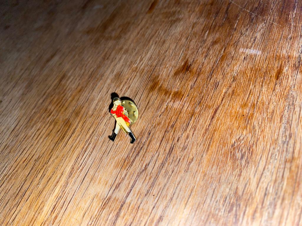 Pin’s Johnny Walker « Striding man » vintage TB état, Collections, Envoi, Utilisé, Marque, Insigne ou Pin's