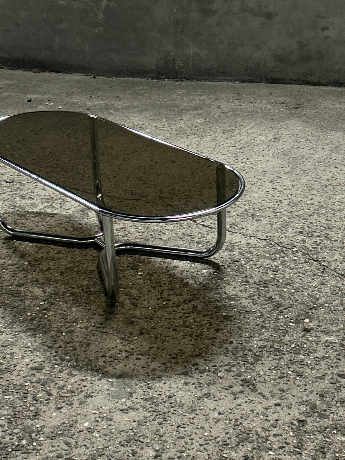 Table basse vintage chrome et verre fumé du milieu du siècle, Maison & Meubles, 100 à 150 cm, Verre, Mid-Century, Comme neuf
