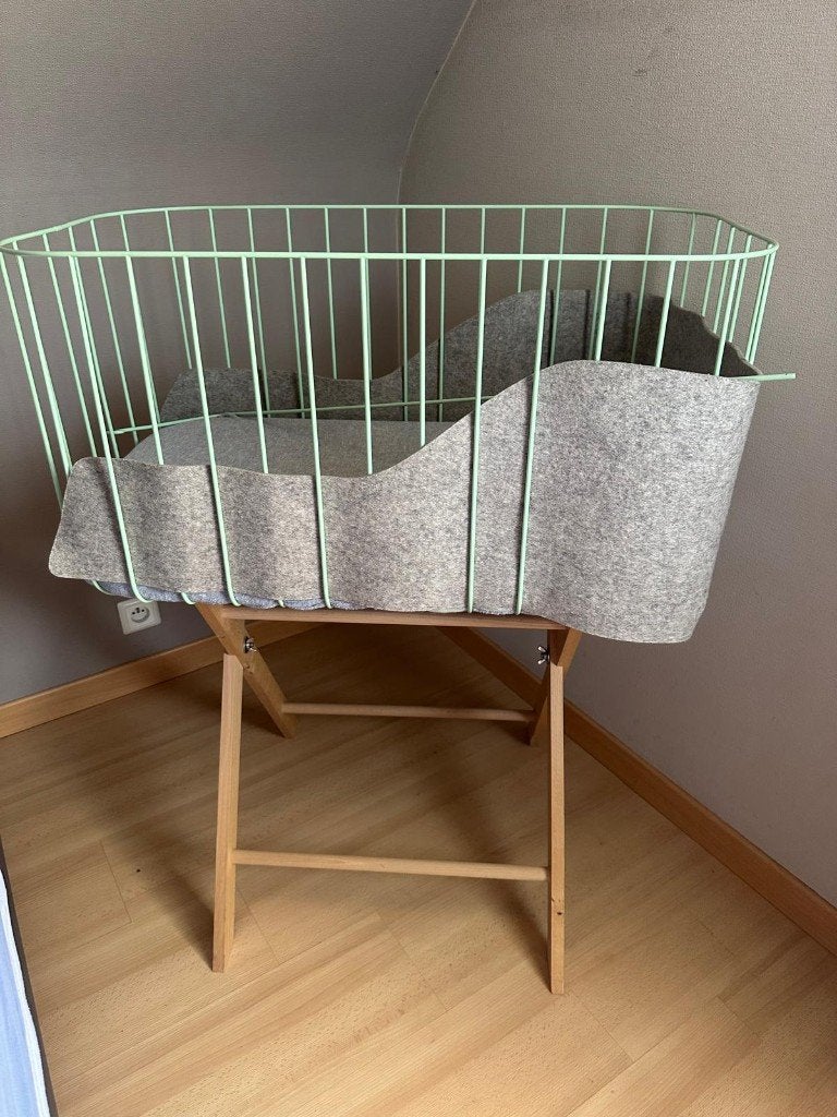 Wieg (andme) mint met grijze vilt, Matelas, Moins de 70 cm, Comme neuf, Enlèvement
