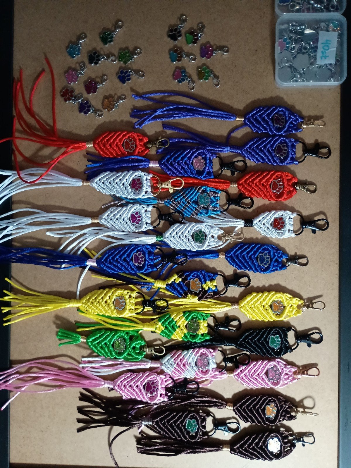1 LOT: 100st sleutelhangers diverse kleuren macrame, Handtassen en Accessoires, Bedels, Ophalen of Verzenden, Nieuw