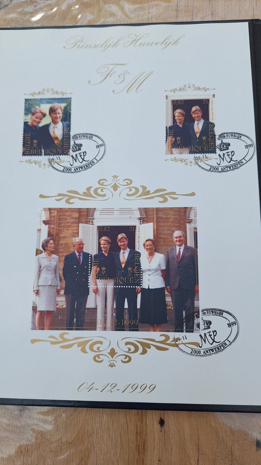 Map foto's/postzegels koning Filip en Mathilde, Ophalen