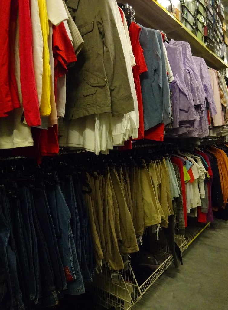 NIEUW Partijtje van 1600 stuks diverse kleding voor Dames,, Ophalen, Nieuw