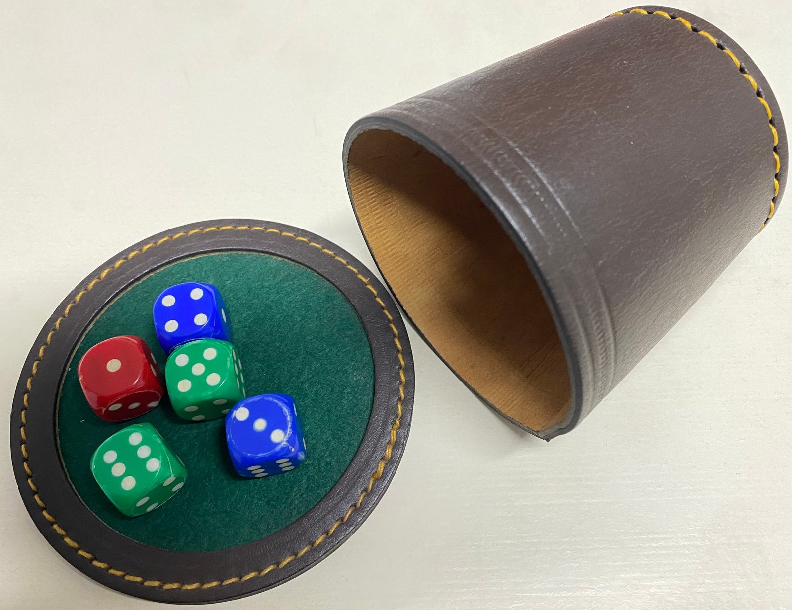 Ensemble complet de jeu de dés, Hobby & Loisirs créatifs, Jeux de société | Jeux de plateau, Enlèvement, Comme neuf