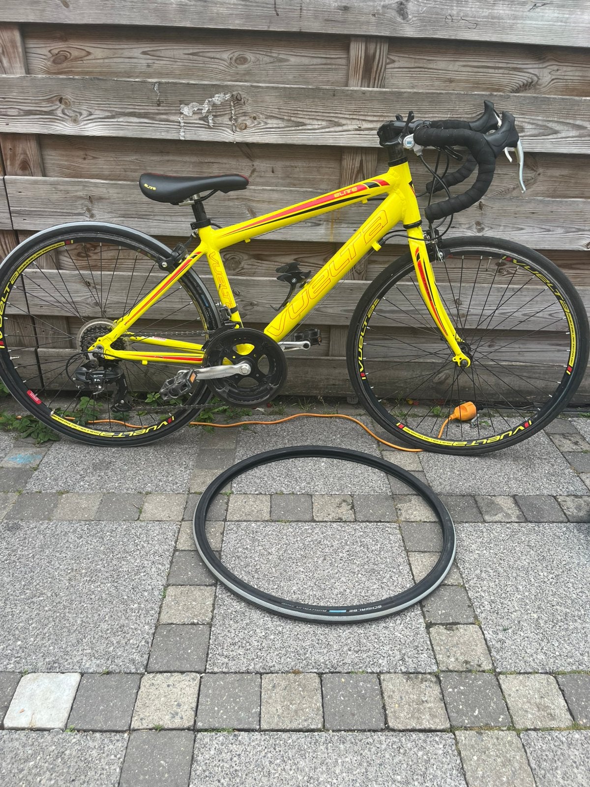 Vélo de route Elite Vuelta 24 pouces pour enfants, jaune, 10 à 15 vitesses, Frein sur jante, Aluminium, Comme neuf