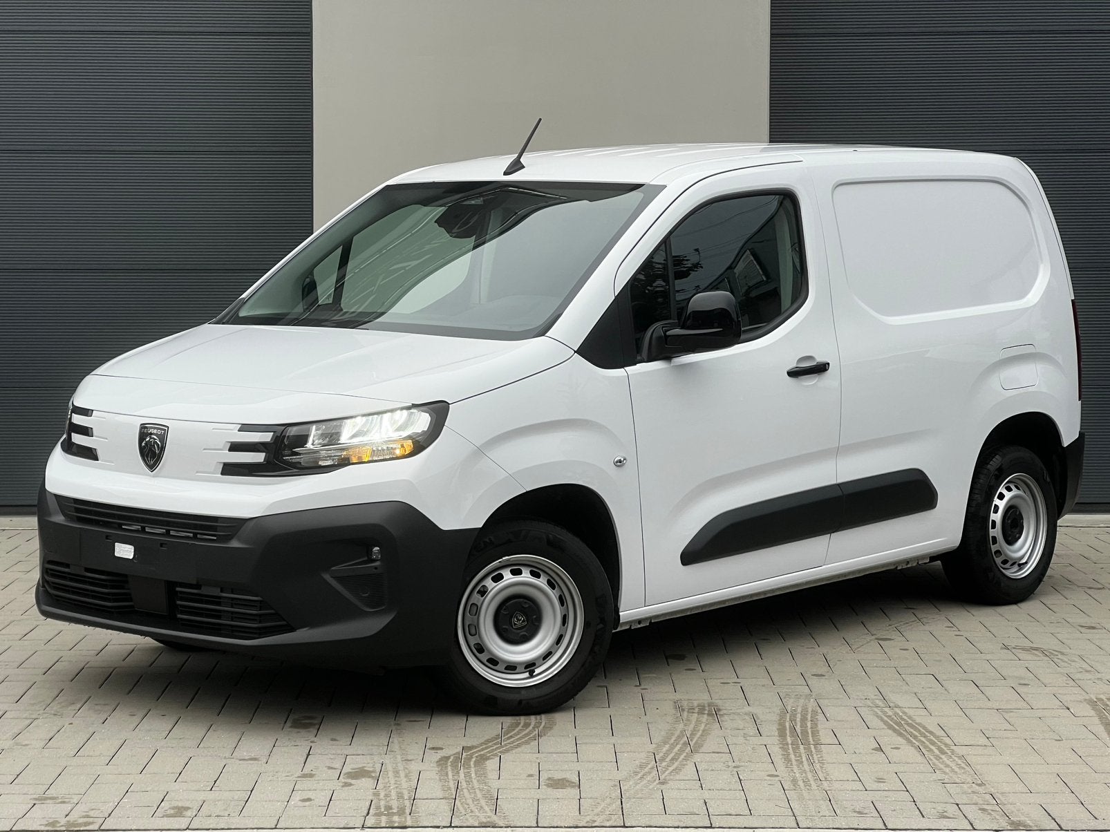 Peugeot partner 1.5 / 4.100 km / 2026 bj / 19.900 incl btw, Auto's, Testrit aan huis, Stof, 4 cilinders, Wit
