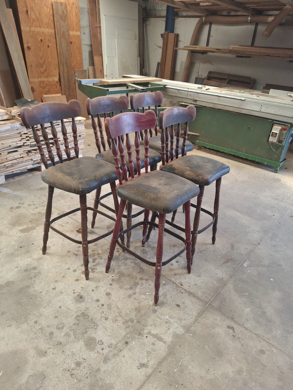 tabourets de bar, Enlèvement