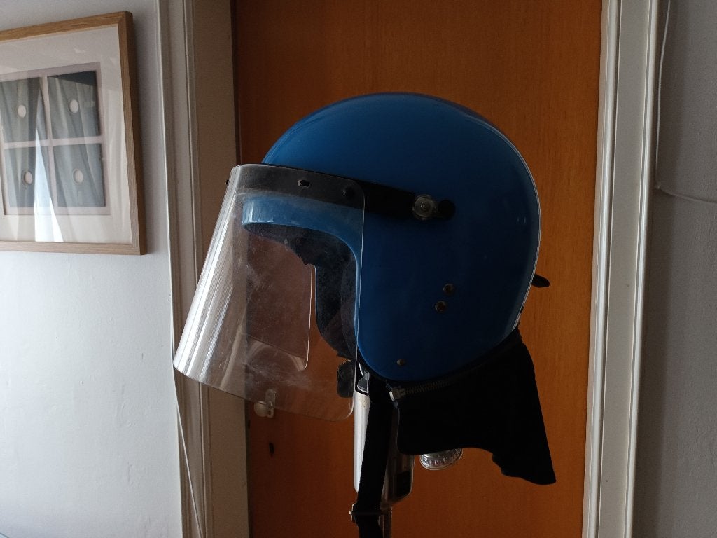 Lampe sur pied - casque de gendarmerie ME, Collections, Enlèvement, Gendarmerie, Casque ou Béret
