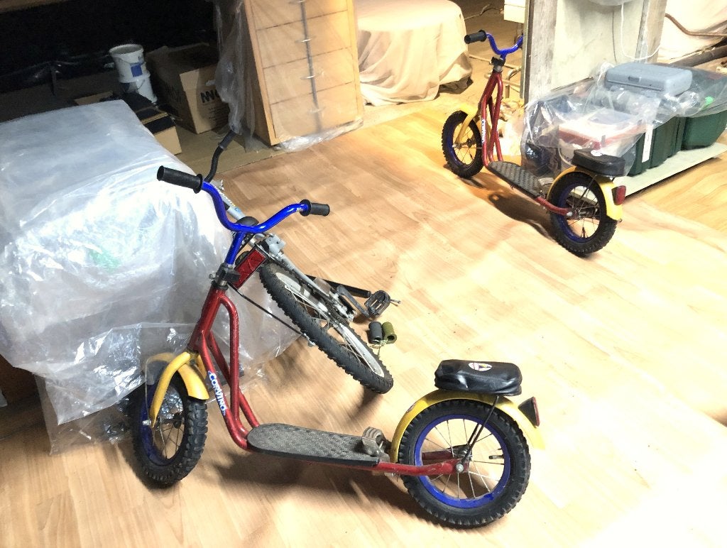 Twee metalen kindersteps met dikke banden. Merk: CORVINO., Ophalen, Gebruikt, Overige typen
