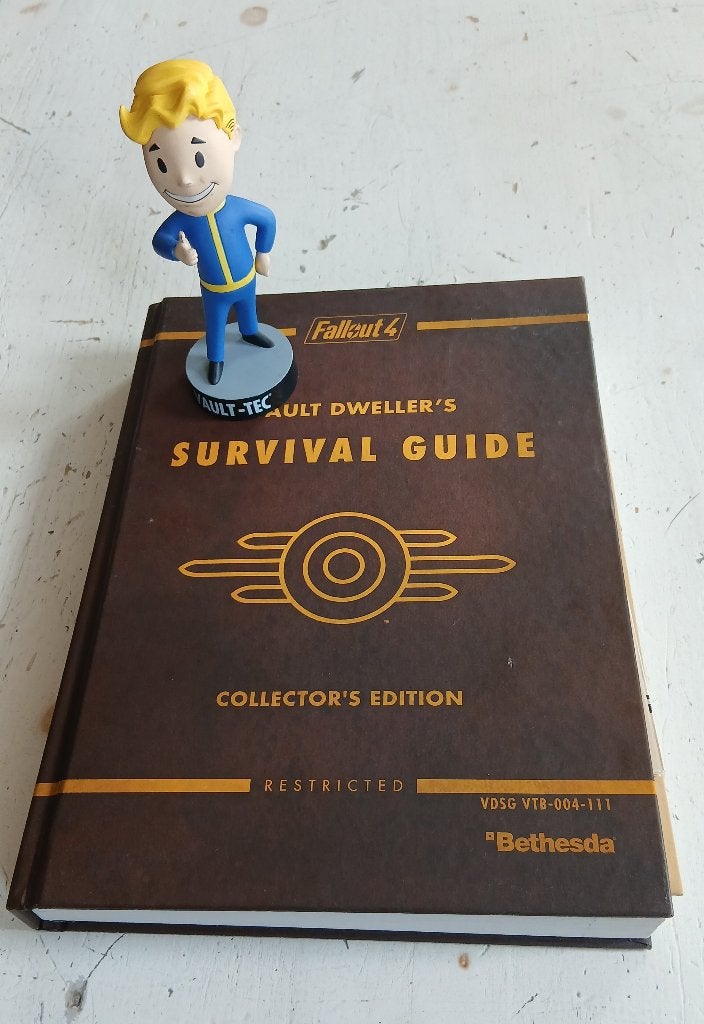 Fallout 4 Vault Dweller's Survival Guide met figuur, Ophalen, Zo goed als nieuw, Avontuur en Actie