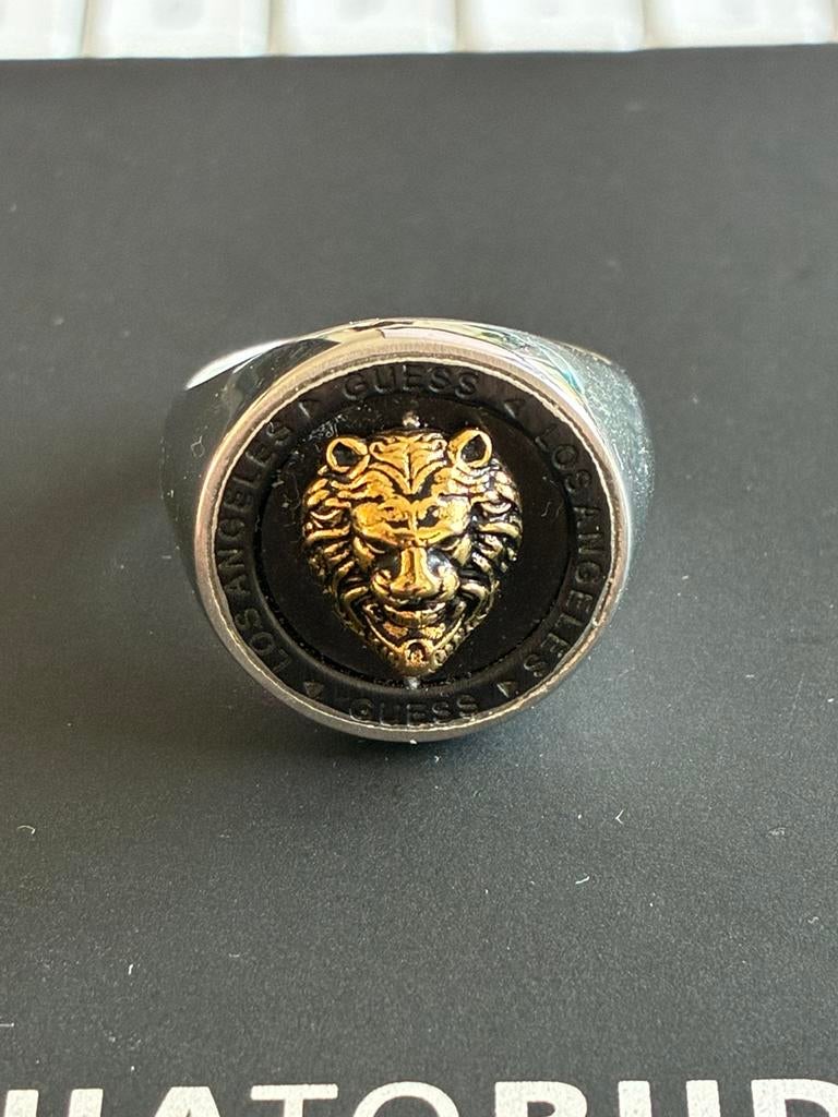 Guess ring – Lion King – maat 20 – zwart/goud, Bijoux, Sacs & Beauté, Bagues, Enlèvement, Comme neuf, Noir, Or