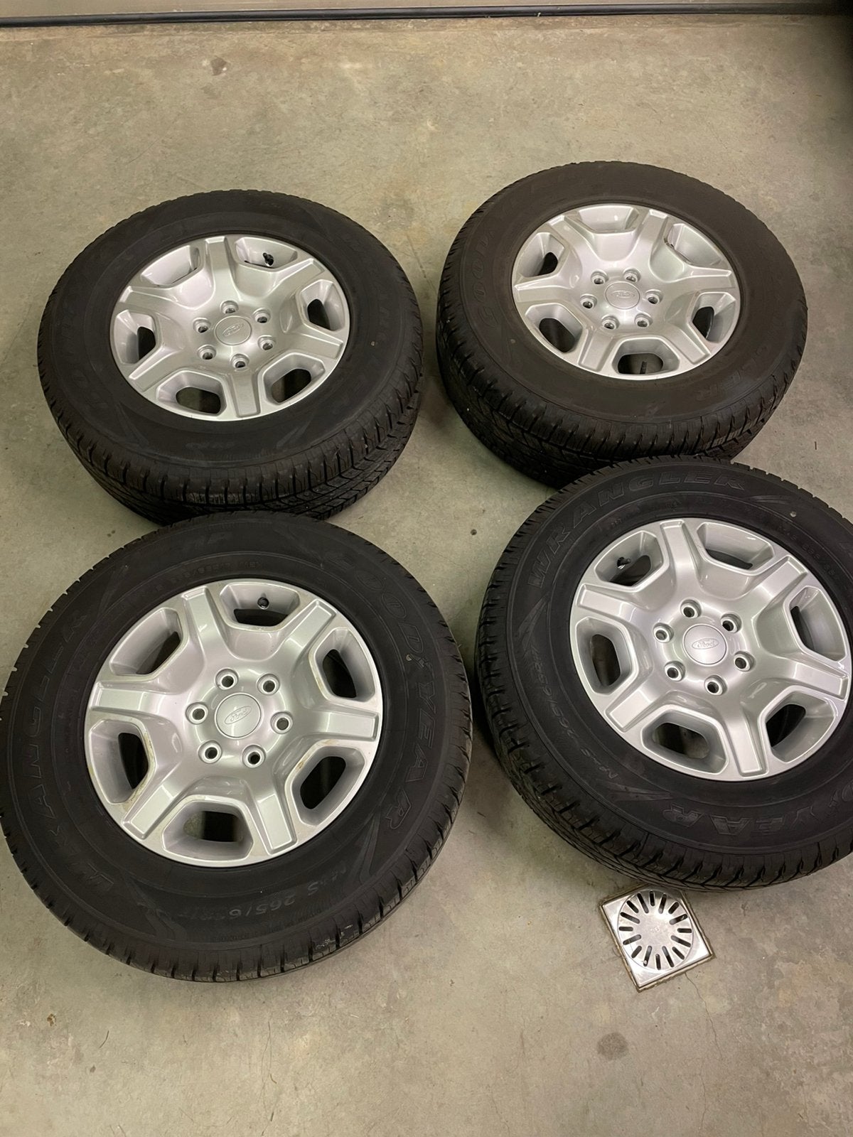 Nieuwe originele set banden  FORD Ranger  265/65R17, Auto-onderdelen, Ophalen, Band(en)
