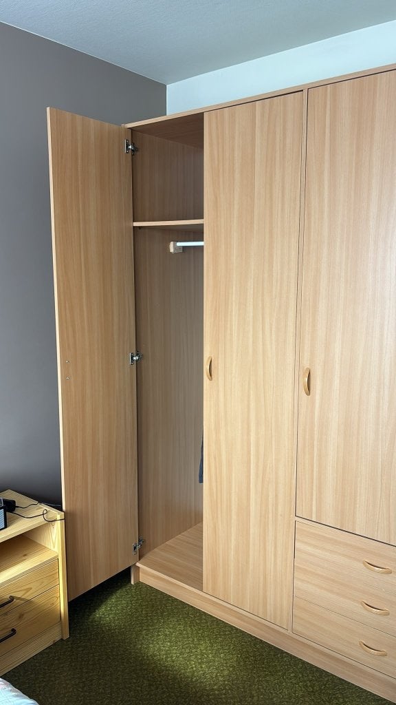 Armoire pratique à 3 portes avec 3 tiroirs-version en hêtre, Maison & Meubles, 100 à 150 cm, Enlèvement, Utilisé, 200 cm ou plus